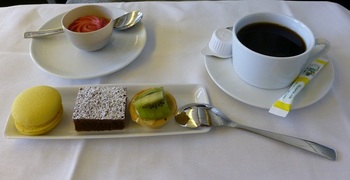 20120817エールフランスビジネスクラス　食事－デザートとコーヒー.jpg