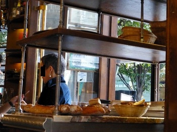 20120928昼食時レストランのパン置き場.jpg