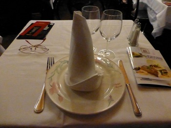 20121012夕食時　－ブラッスリーのテーブルセッティング.jpg