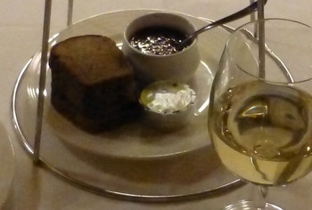 20121012夕食時　－牡蠣と一緒に黒パン.jpg