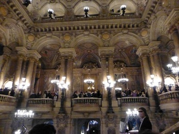 20121031オペラ･ガルニエでシャンパングラスを片手に見た休憩時間の様子.jpg